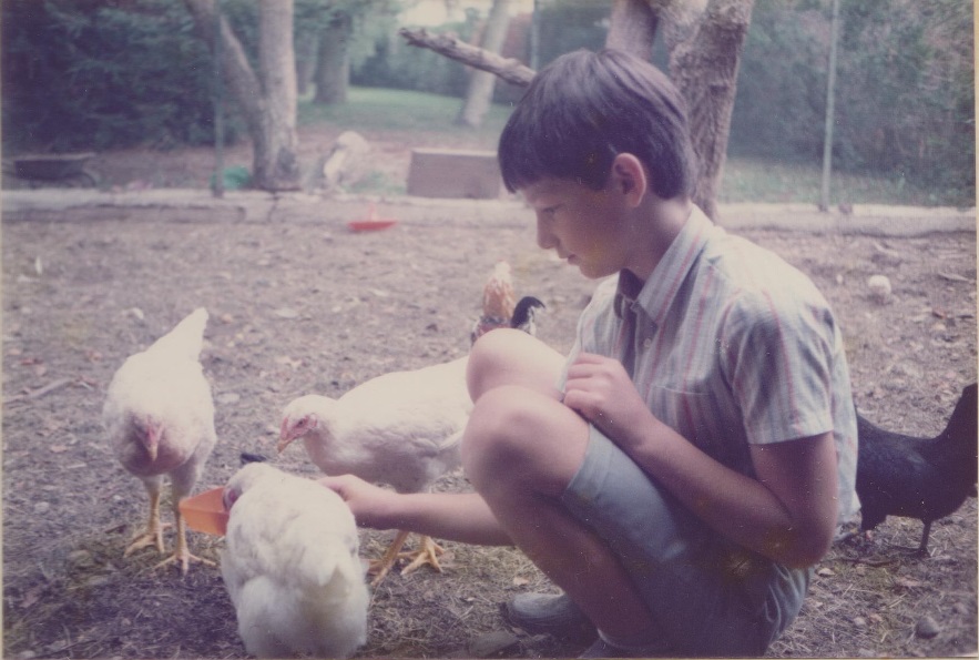 A 12 ans avec mes poules dans mon élevage...